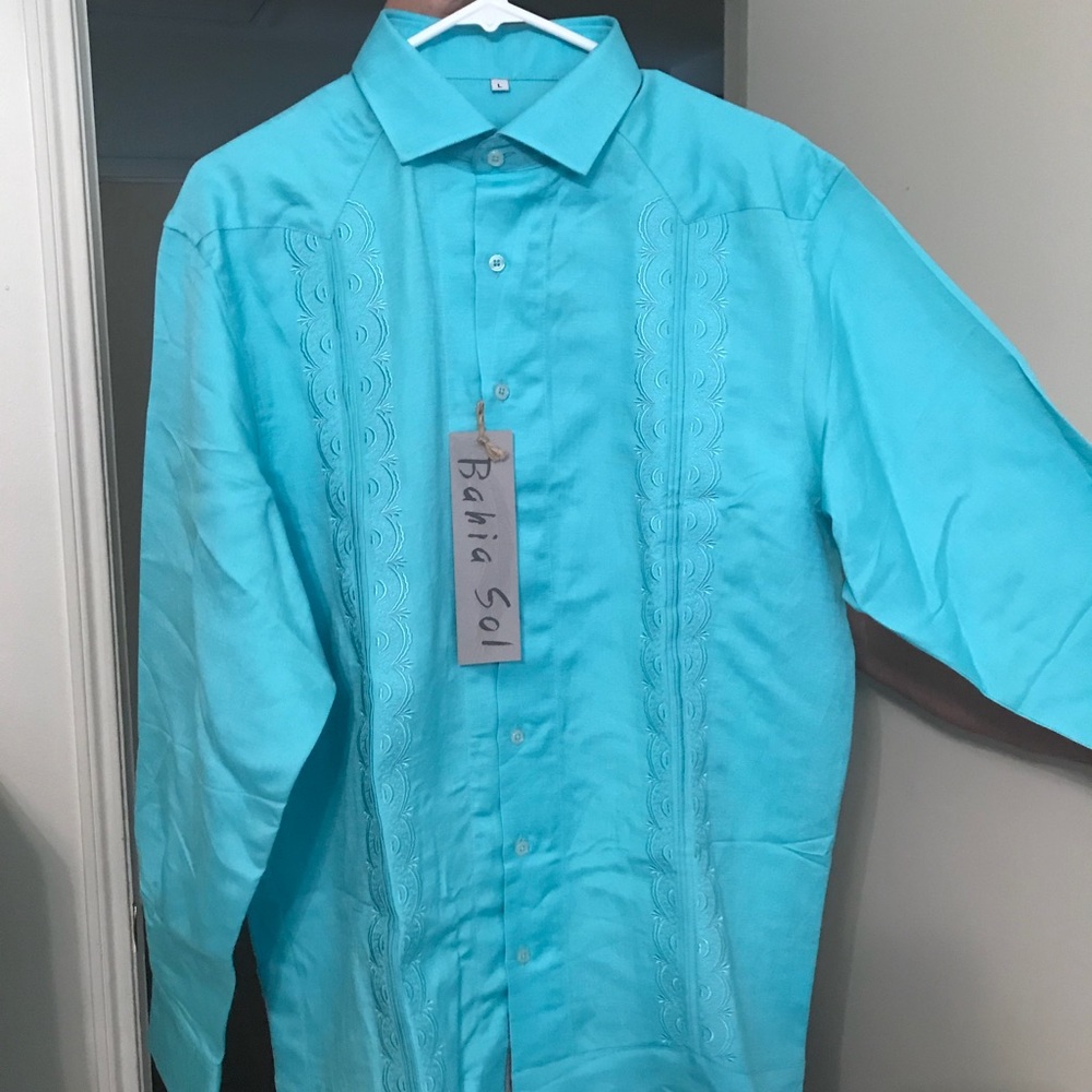 Men’s linen Guayabera shirt. Tiffany blue; large